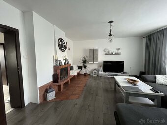 Priestranný, rekonštruovaný dom s pozemkom o rozlohe 1074m2 - 12