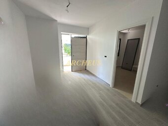 3-izbový apartmán s predzáhradkou 83 m2, Albánsko - 12
