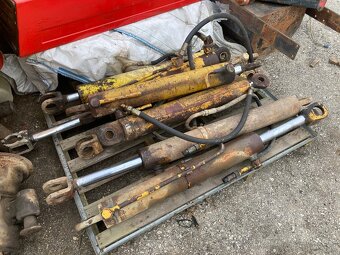 Predám diely na nakladač hon un 053 - 12