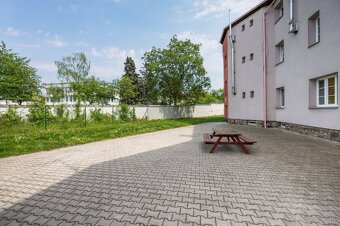 Prodej bydlení 2+1, kde se snoubí městský život s přírodou - 12