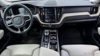 Volvo XC60 B4 Momentum AWD A/T - 12