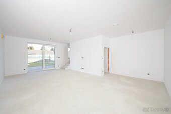 ŠAMORÍN, Nadštandardný priestranný 5-izbový rodinný dom - 12