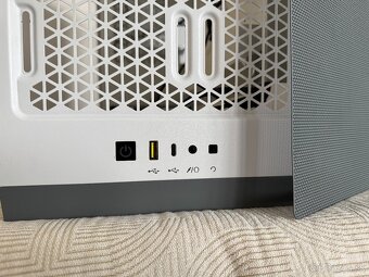 Predám PC skrinku Corsair iCUE 4000X RGB Biela - 12