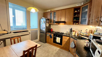 PREDAJ ATRAKTÍVNEHO 3-IZB. BYTU S LOGGIOU V PROSTREDÍ PLNOM  - 12