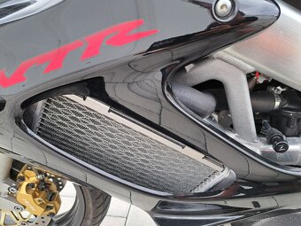 Honda VTR 1000F - 12