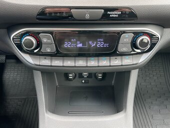 Hyundai i30 Com. 1.6CRDi ČR SMART+ 1.maj Tažné - 12