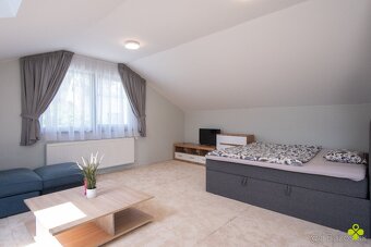 Priestranný 7 izbový rodinný dom v srdci starej Dúbravky - 12