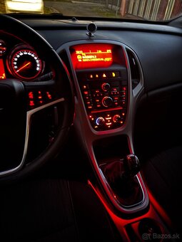 Predám Opel Astra 1,4 r.v.2010 - 12