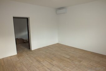 Zrekonštruovaný 4-izbový rodinný dom vo Veľkých Úľanoch - 12