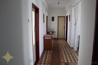 Priestranný rodinný dom s novou strechou - Vinica - 12