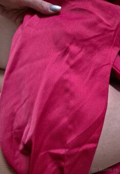 Elegantné lesklé šaty M - 12