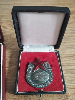 RETRO uniformy ČSAD s visačkami a odznakmi-nález z pody - 12