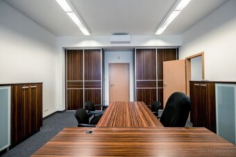 Reprezentatívna polyfunkčná budova so skladom a parkovaním v - 12