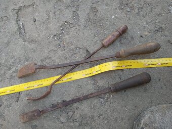 Staré náradie s drevenou rukoväťou - 12