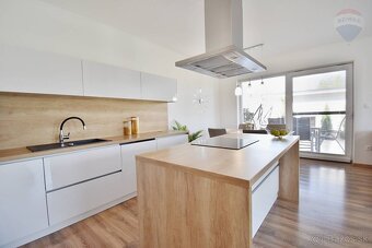 REZERVOVANÝ: Perfektný rodinný dom v dvojdome s tepelným čer - 12