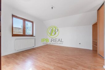 Priestranný rodinný dom s dvojgarážou v Malinove - 12