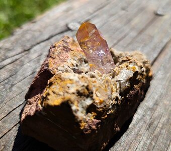 29mm kryštál Ametystu s kryštálmi kalcitu v ryolite, Namíbia - 12