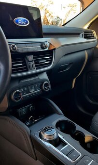 Predám  Ford Kuga 2.5 Duratec PHEV 225k Titanium CVT - 12