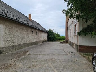 Obchodné priestory - - 12