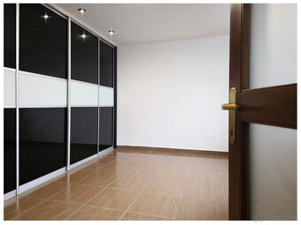 2 RODINNÉ DOMY / JEDEN POZEMOK /  PREDAJ / ZVOLEN - 12