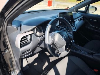 Toyota C-HR 1.8 Hybrid E-CVT rok 2021 - 12