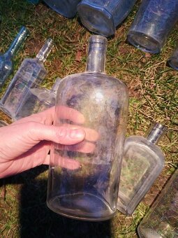 staré fľaše a poháre - 12