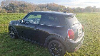 Mini Cooper SE elektro,2020 full vybava,cierna metaliza - 12