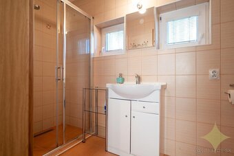 Exkluzívne na predaj krásny rodinný dom so 4mi apartmánmi s - 12