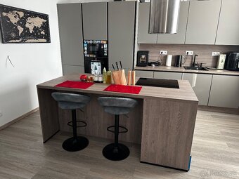 Rodinný dom s bazénom a hosťovským domom - 12