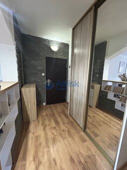 REZERVOVANÝ  Kvalitne zrekonštruovaný veľký 3-izbový byt s  - 12