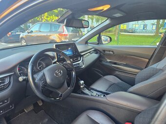 Toyota C-HR hybrid - 12