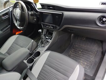 Toyota Auris Sport Touring - 12