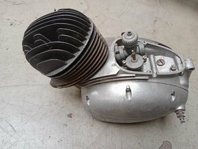 Kryt karburátoru a motor  jawa 150/351,352 - 12
