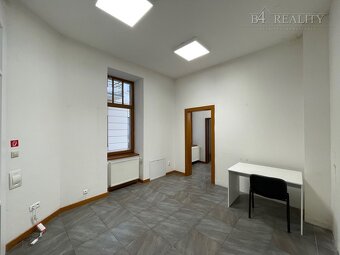Lukratívne obchodné priestory na prenájom 103 m2, 1x parkova - 12