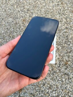 iPhone 15 - baterie 100% - 12
