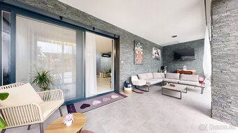 🏡 Nadštandardný 4-izbový rodinný dom s bazénom, zimnou teras - 12