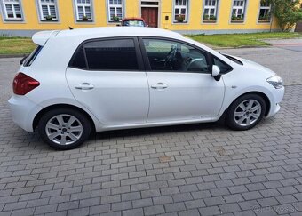 Toyota Auris 1,4 D4-D nafta manuál 66 kw - 12
