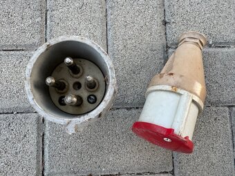 Predám rôzne typy zásuviek 16A-32A 2€/kus  Pozri ďalšie moje - 12