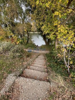 Murovaná podpivničená chata s okrasnou záhradou v osobnom vl - 12