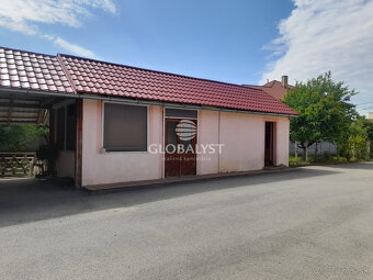 Štýlový rodinný dom s rozľahlým pozemkom v Trebišove - 12