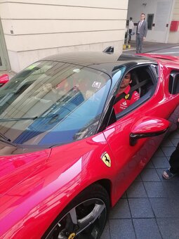 F1 helmy, šiltovky a modely - 12