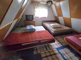 Lukratívny Pozemok 512m² s Murovanou Chatou v Rači pod Lesom - 12