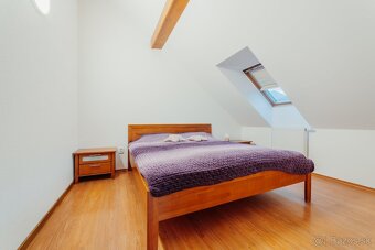 Byt s vlastným krbom a veľkoformátovými oknami - 12