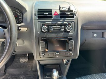 Volkswagen Touran Cross - 12