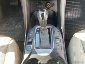 Hyundai Grand Santa Fe - 12