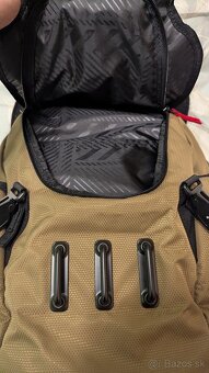 Oakley BATHROOM SINK UNISEX - Batoh - coyote - 12