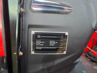 60-koňový traktor s klimatizovanou kabínou - 12