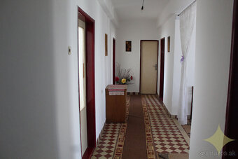 Priestranný rodinný dom s novou strechou - Vinica - 12
