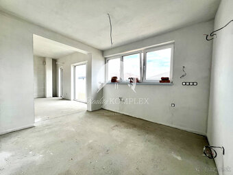 Reality KOMPLEX s.r.o. ponúka na PREDAJ 5 izbový rodinný dom - 12