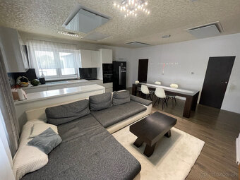 Kompletne zrekonštruovaný rodinný dom s bazénom - 12